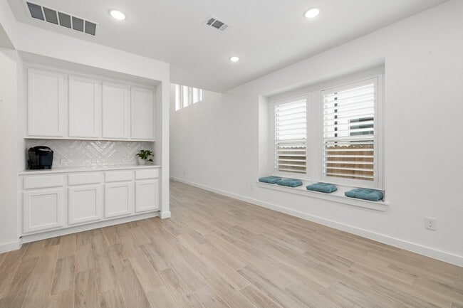 Building Photo - 997 Newport Crk Dr