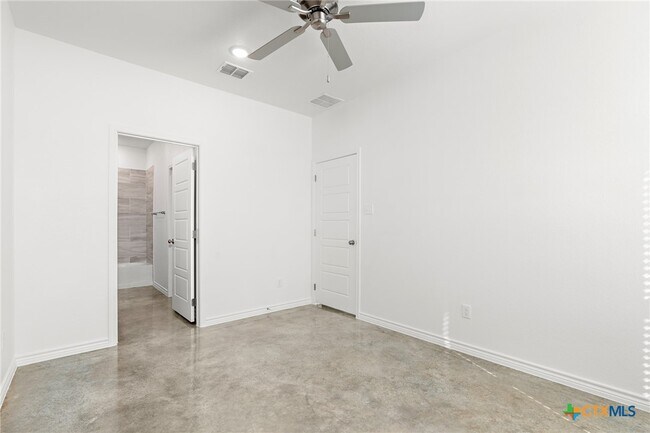 Building Photo - 3800 Hickory Dr