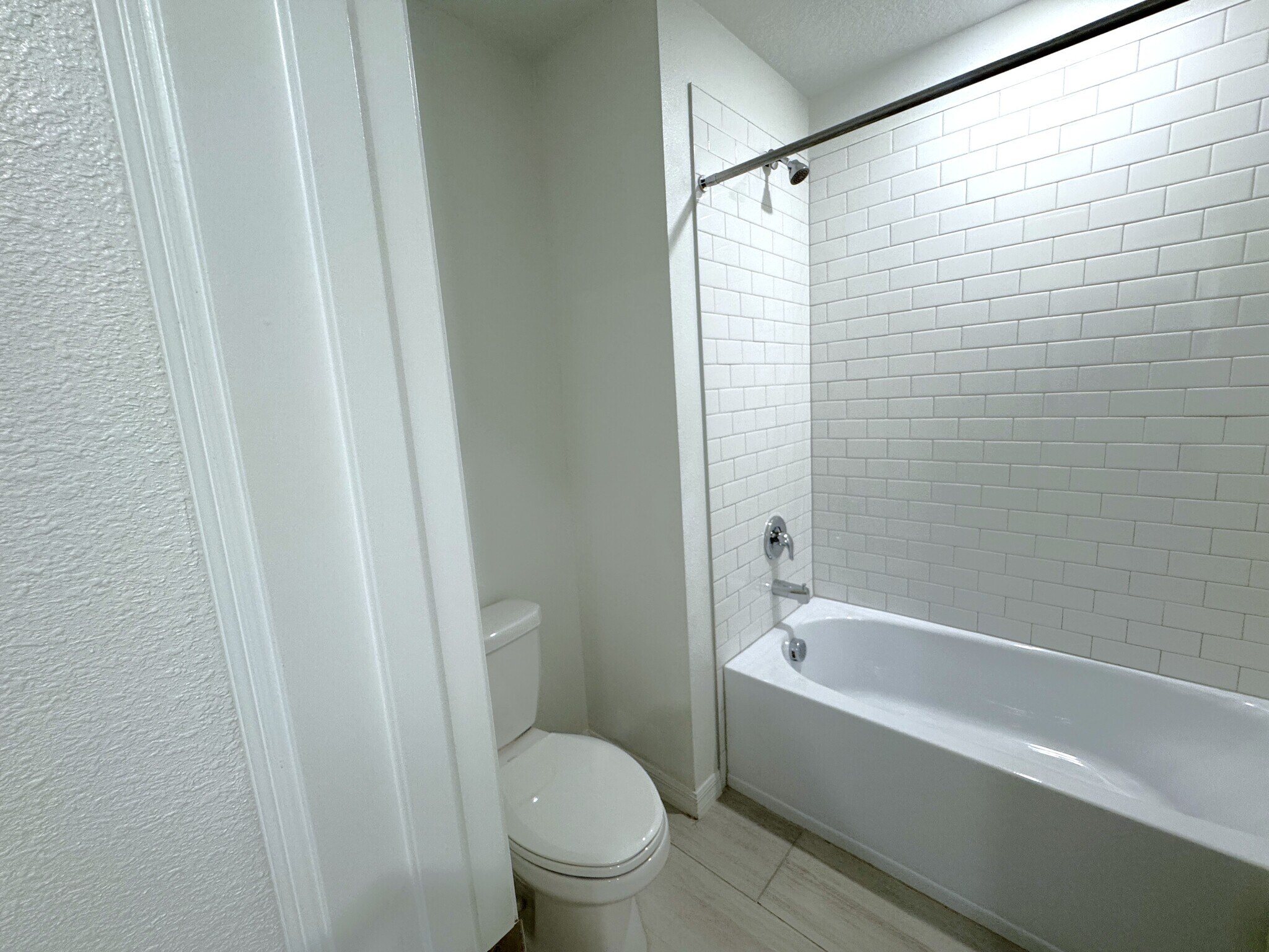 upstairs bath - 2505 Leonia Ln