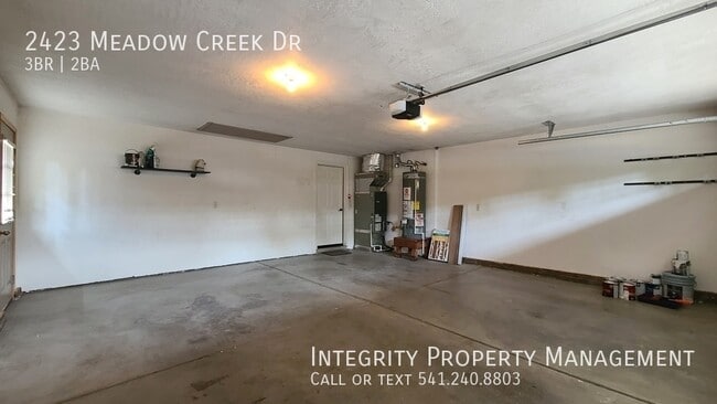 Building Photo - 2423 Meadow Creek Dr