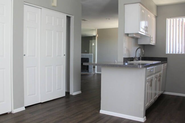 Building Photo - Renovated 2x2 Condo Located in N Phoenix!