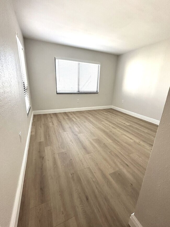 Building Photo - Gorgeous Updated Tierra Verde Annual Unfurnished Waterfront Condo 2/2 w/Garage