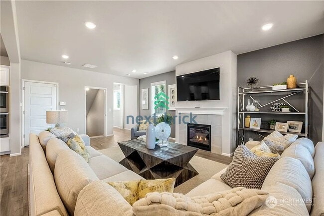 Building Photo - A fabulous 5 bedroom and 3.5 bathroom house
