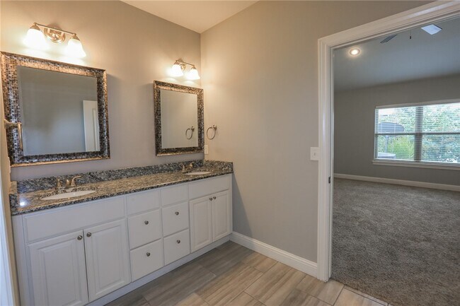 Building Photo - 2007 S Dixieland Rd