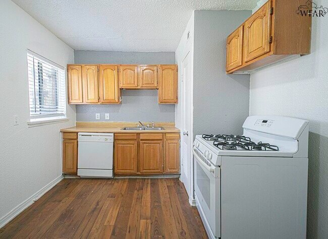 Building Photo - 2104 Virginia Dr