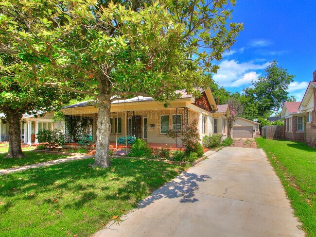 Building Photo - 2005 NW 18th St