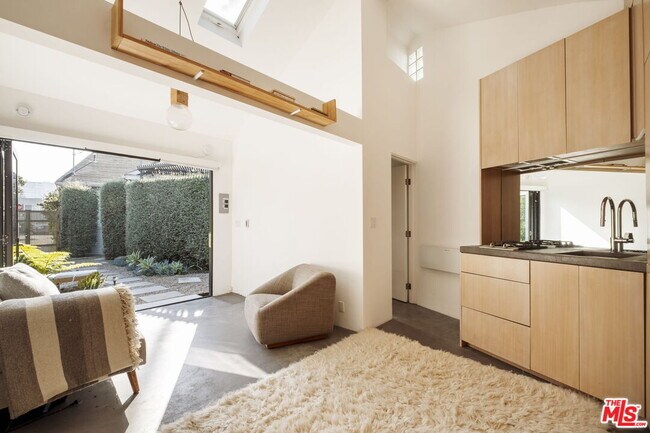 Building Photo - 601 Crestmoore Pl