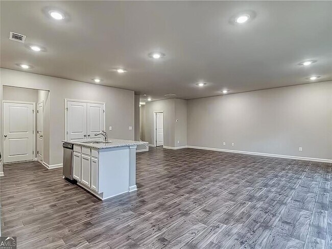 Building Photo - 3041 Westgate Park Dr