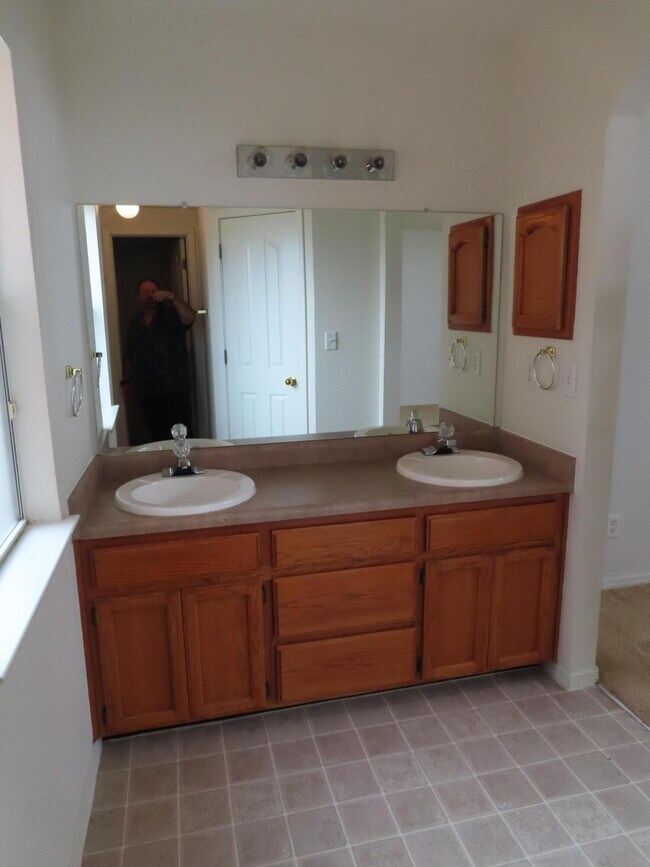 Building Photo - 12860 Tierra Lince Dr