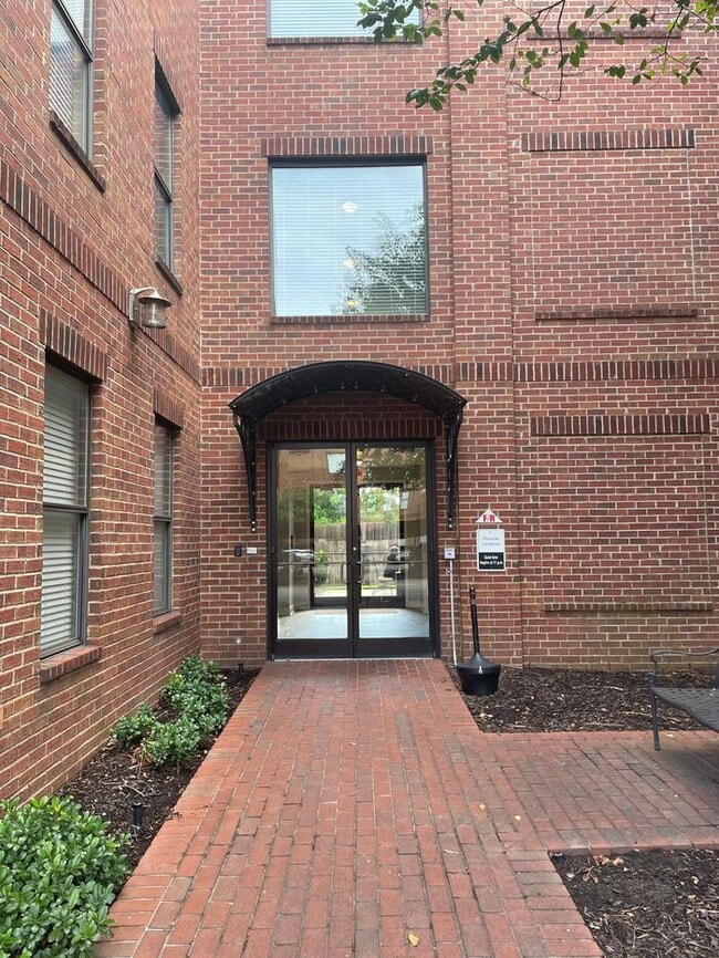 Building Photo - Downtown Studio Residence