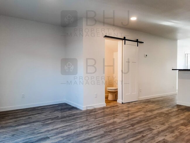 Building Photo - 2 BED/ 1.5 BATH TOWNHOME