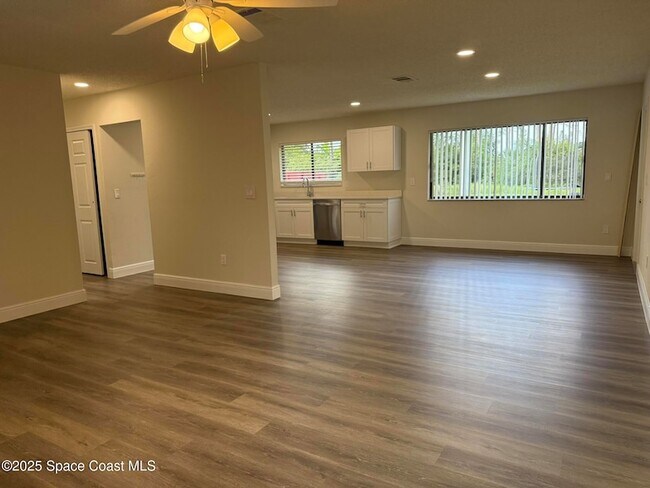 Building Photo - 889 Lamplighter Dr NW