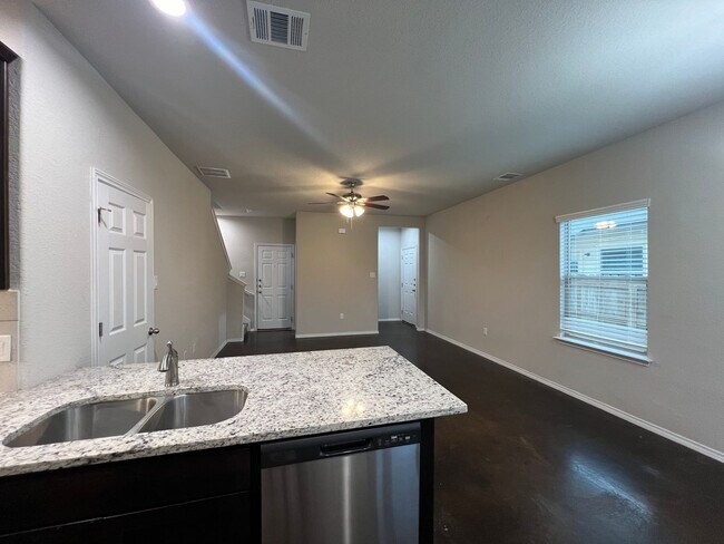 Building Photo - Come Home to Comfort & Style in Seguin, TX!