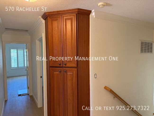 Building Photo - 570 Rachelle St