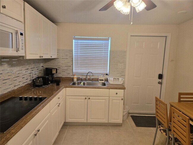 Building Photo - 5712 Hollywood Blvd