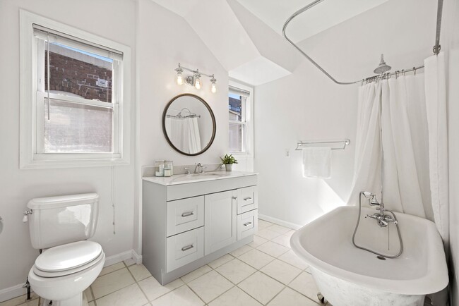 Building Photo - Gorgeous, Spacious 4BR with Updated Kitche...