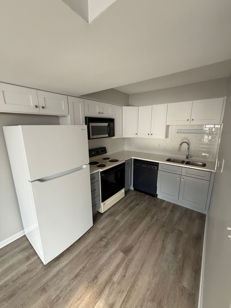 Building Photo - 744 W Gordon Terrace