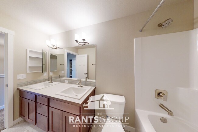 Building Photo - Beautiful Newer Home! Easy I5 access!