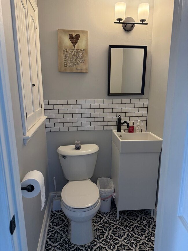Building Photo - Charming 3 bedroom 1.5 bath in Amherst :