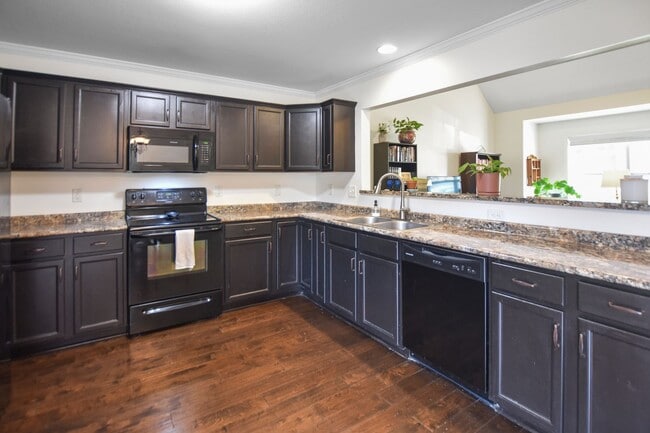Building Photo - Pet Friendly Three Bedroom!