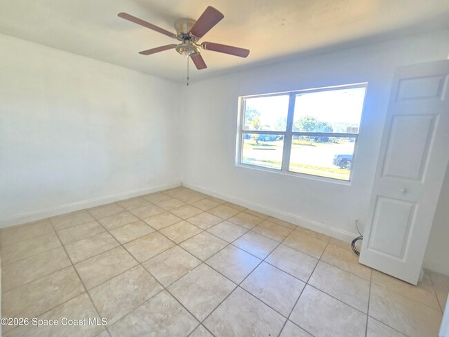 Building Photo - 771 Onyx Dr NE