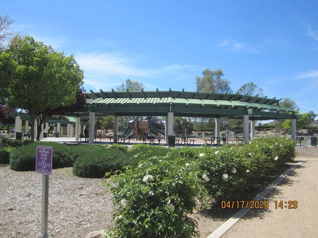 Building Photo - COOL POOL, PARKS AND NEAR NEW 3 BR PLUS DEN IN MEINFEE