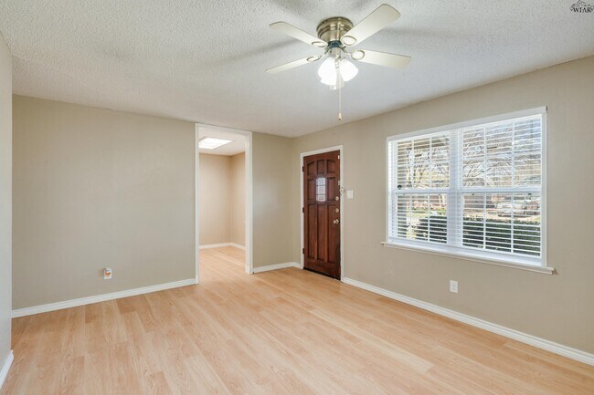 Building Photo - 5115 Kingston Dr