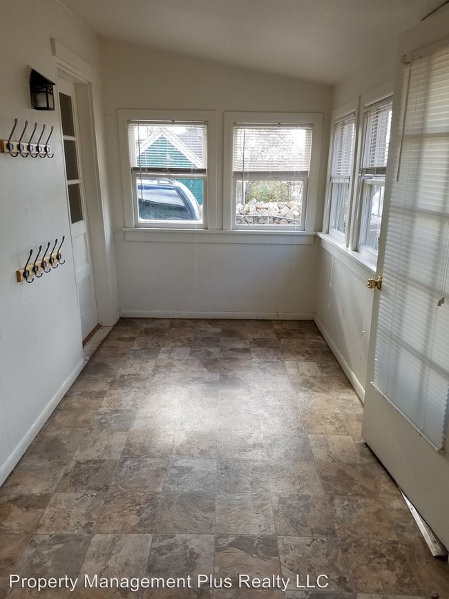 Building Photo - 3 br, 1 bath House - 156 Sunset