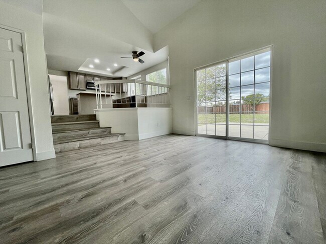 Building Photo - 2821 Bellflower Dr