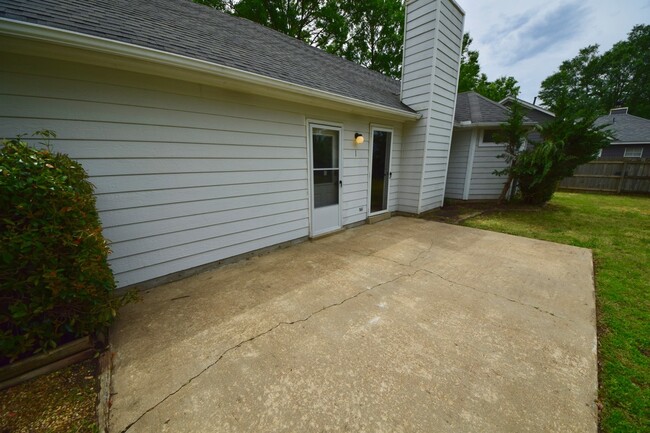 Building Photo - Cute home with great curb appeal near Wolf...