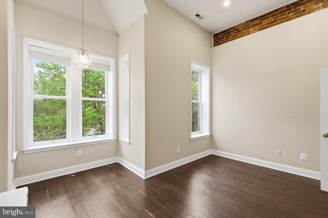 Building Photo - 620 9th St NE