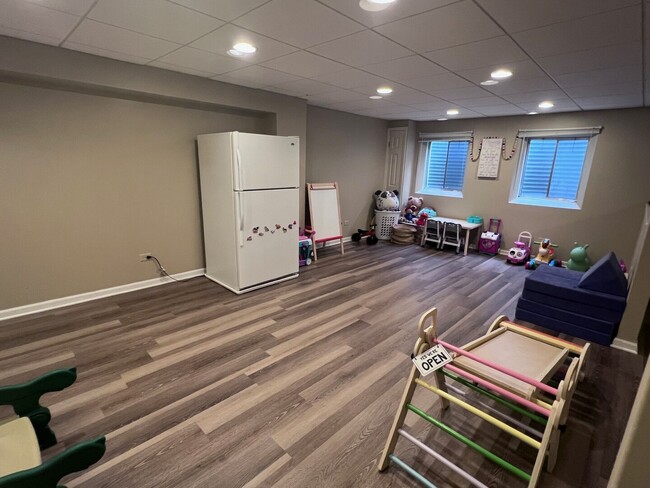 Building Photo - 1028 Lakewood Cir