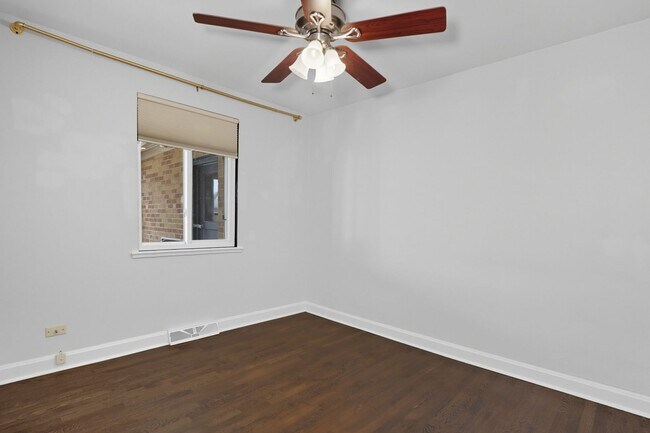 Building Photo - 2 bed 1 bath Ranch in Lowry in Denver