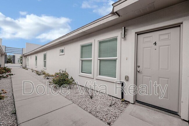 Building Photo - 1012 E la Cantera Ave