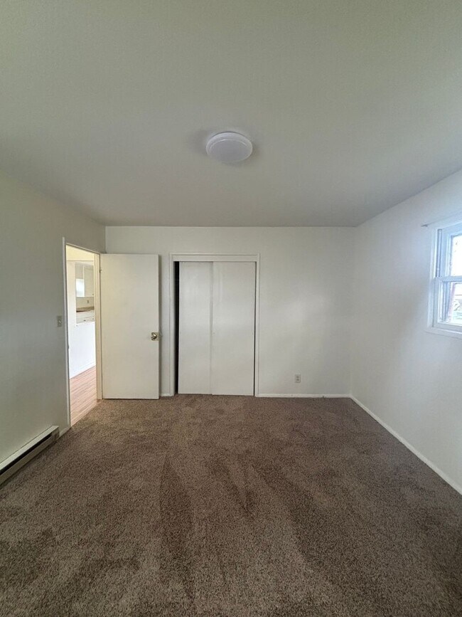 Building Photo - 3BR Home with Large Yard  Steps from Chenowith Elementary