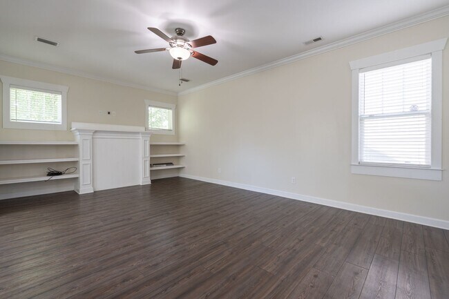 Building Photo - MOVE IN READY 3 Bedroom in the Heart of Western Branch!