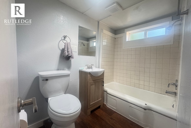 Building Photo - Cute & Cozy Cottage 1 Bedroom / 1 Bath - New Remodel