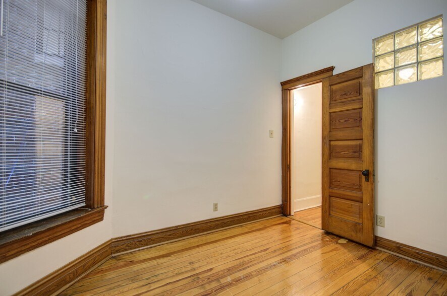 Building Photo - 638 W Drummond Pl
