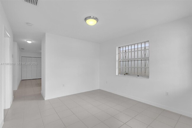 Building Photo - 3572 SW 25th St