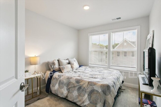 Building Photo - 121 Daybeacon St