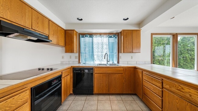 Building Photo - Spacious 4-Level Home with Panoramic Views for Lease – Hills West, South Richland – $2,800/mo