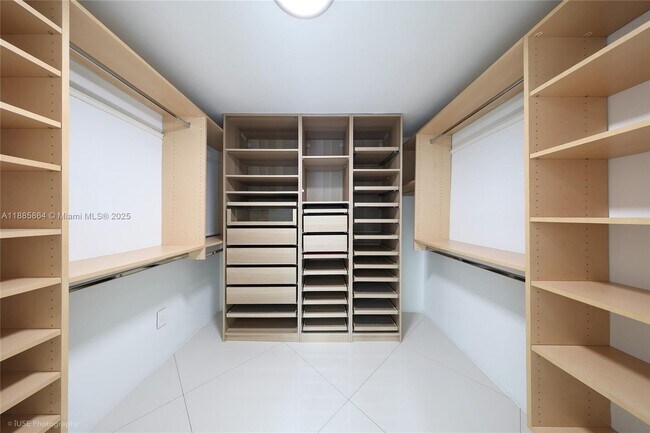 Building Photo - 850 N Venetian Dr