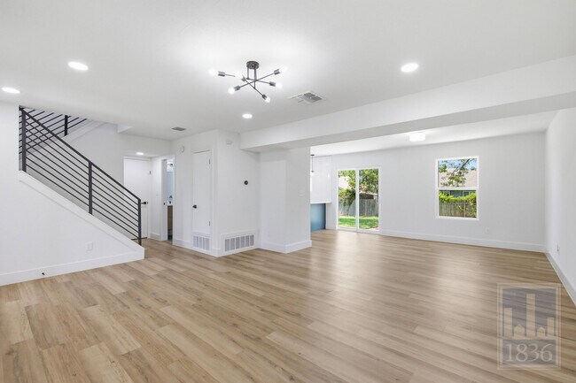 Building Photo - 3610 Alexandria Dr
