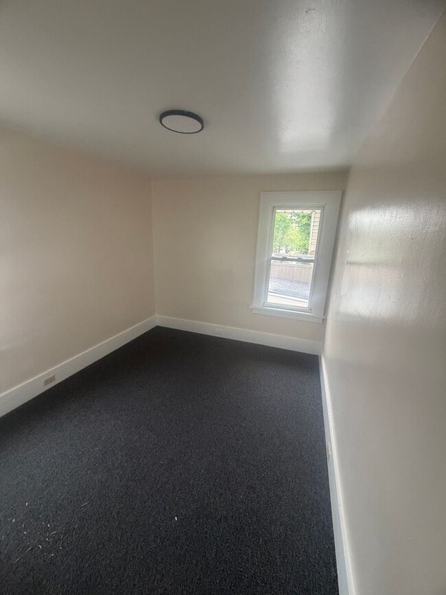 Building Photo - Remodeled West Side 3 Bedroom House