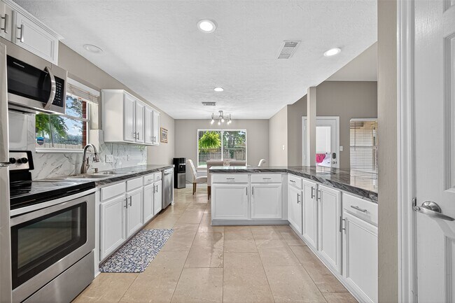 Building Photo - 6719 Woodland Oaks