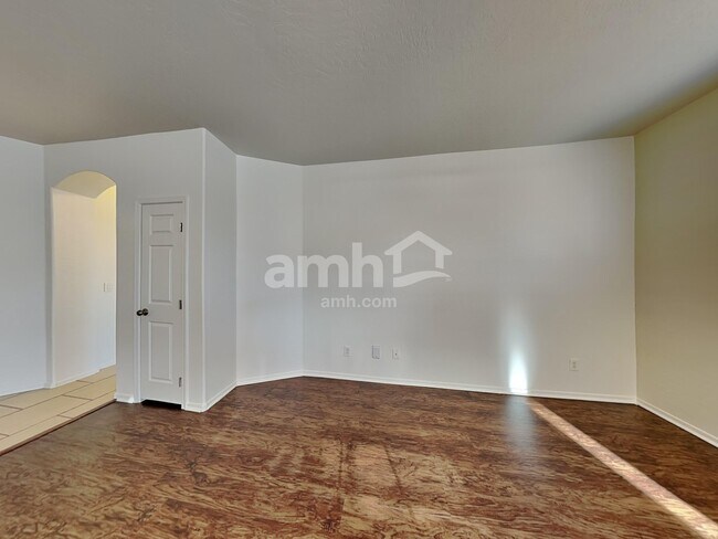 Building Photo - 15017 W Bloomfield Rd