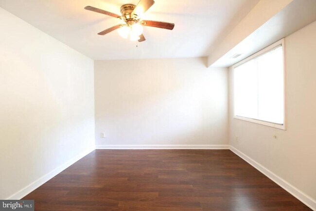 Building Photo - 3123 Sayre Dr