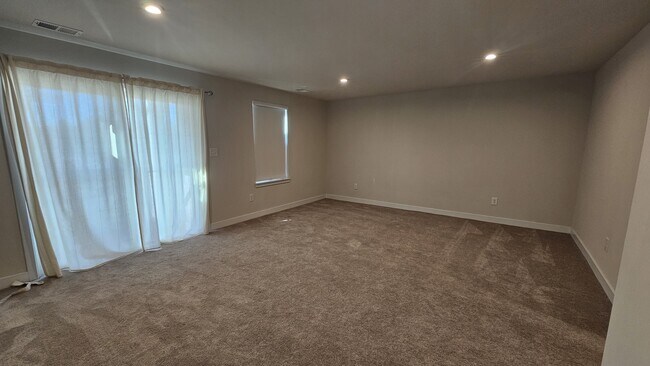 Building Photo - 549 Westport St