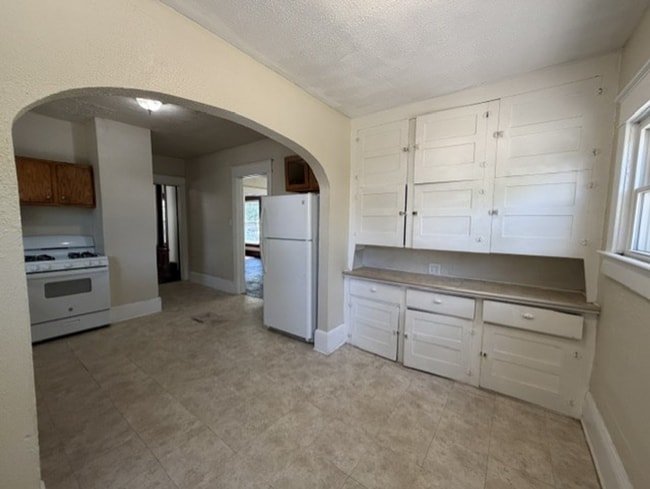 Building Photo - Room to Spread Out! 5-Bedroom Home with Covered Porch & Large Kitchen