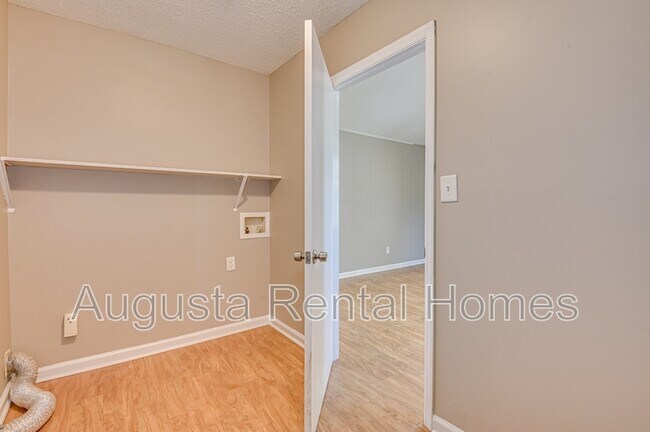 Building Photo - 4505 Colonial Rd